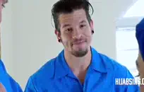 أمص قضيب صديقي وأبتلع نائب الرئيس أمامها.