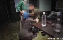 الفتيات اللياقة البدنية الحصول على كس شجب من قبل ديك كبيرة.