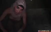 الشباب في سن المراهقة تمتص الديك أثناء نوم الوالدين.