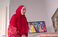 عسل الذهب وصدرها الطبيعي الكبير.