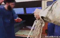 شاب امرأة سمراء في سراويل وردية يحب بشدة سخيف.