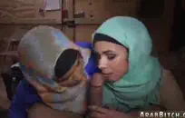 غرفة الفندق الثلاثي فتاة قرنية يحتاج الديك.