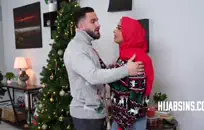 العملاقة في اللاتكس الأسود والكعب العالي.