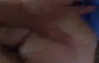 شاب صغيرتي سمراء في سن المراهقة يحصل لها كبير الثدي و كس مشعر مارس الجنس من قبل شخص غريب.