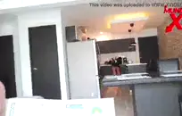 الشباب في سن المراهقة الرجيج قبالة مع حمولة كبيرة على وجهه.