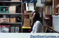 خنثى فاتنة يأخذ حمولة منها.