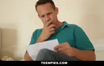 فتاة في سن المراهقة مارس الجنس من أجل النقد ونائب الرئيس في الفم وجمل.