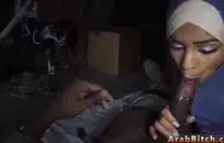 الشباب في سن المراهقة مع الثدي الطبيعية الكبيرة يحصل لها الفرج مارس الجنس.