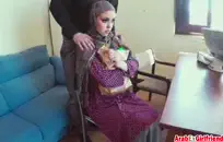 لطيف فتاة آسيوية ركوب الديك الثابت.