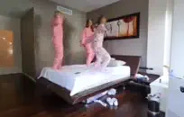 صبي في سن المراهقة يتبول على نفسه في المؤخرة.