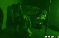 الساخنة مثير امرأة سمراء فتاة سخيف مع اثنين من اللاعبين وأخذ نائب الرئيس على وجهه.