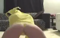 أمارس الجنس مع أفضل صديق لزوجتي على طاولة المطبخ.