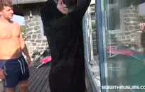 زوجة الساخنة يحصل مارس الجنس من قبل الديك الأسود الكبير.