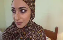 الشباب في سن المراهقة الكلية الساخنة يلعبون مع بعضهم البعض.