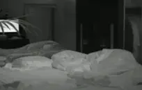 زوجتي تمص قضيبي قبل أن يعود زوجها إلى المنزل.