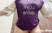 فاتنة الساخنة يعطي العادة السرية سريعة في الحمام.