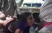 وقحة الشباب في سن المراهقة يلعب مع بوسها.